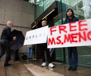 Manifestantes pidiendo la liberación de Meng Wanzhou, directora ejecutiva de Huawei. (AFP)