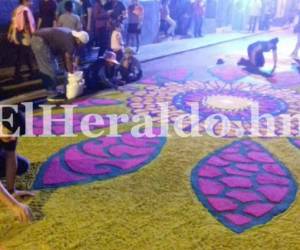 La avenida Cervantes se ha convertido en una fiesta. Aserrín, dibujos en tiza y diseños se fusionan para plasmar un mensaje de paz. Foto Alex Pérez/EL HERALDO.