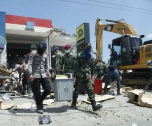 Soldados retiran escombros de edificios dañados en Pemenang, al norte de Lombok. Foto AFP