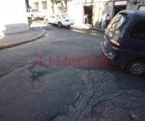 Durante varias horas del día la zona se vuelve intransitable debido a los agujeros que están sobre la calzada. Foto: Emilio Flores/EL HERALDO