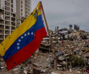 Once días después del doble terremoto que sacudió Venezuela, las labores se concentran este domingo en la remoción de escombros de los edificios colapsados en La Guaira (norte), el estado más golpeado por el desastre, mientras las operaciones de búsqueda y rescate disminuyen a medida que pasan los días.