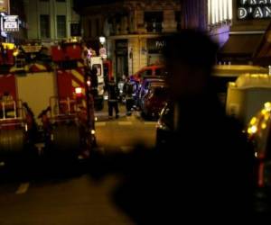 Policías y bomberos en el lugar del ataque con cuchillo en el centro de París el 12 de mayo de 2018. Foto AFP