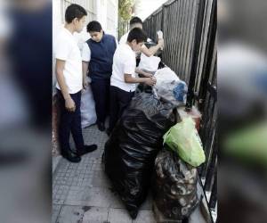 Un grupo de estudiantes alista las bolsas repletas de materiales reciclados que serán vendidas con ayuda del personal de la Superintendencia de Aseo Municipal.
