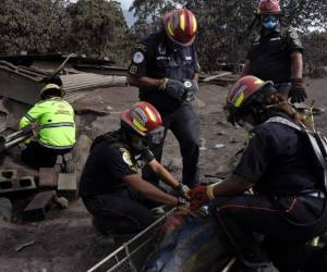 Cientos de socorristas, policías y soldados se han adentrado en la zona en los últimos tres días para buscar entre toneladas de ceniza y piedras a los desaparecidos en esa comunidad.