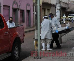 Los forenses siguieron el protocolo para realizar el levantamiento del cadáver. Fotos: Marvin Salgado/El Heraldo.