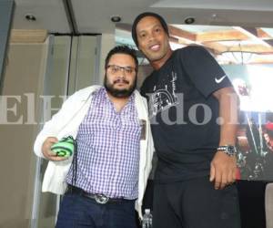 Su pasión por Ronaldinho llevo a este catracho a pagar más de 40 mil lempiras por unos tacos. Foto: Ronal Aceituno/Grupo Opsa