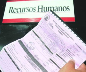 Una incapacidad prima sobre las vacaciones, si se incapacita en período de vacaciones, estas se suspenden hasta terminar su incapacidad.