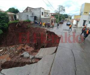 Las fuertes lluvias registradas la tarde de este domingo en la capital han ocasionado un cráter en la colonia La Hacienda frente a la Sociedad Bíblica Hondureña. FOTOS: Alejandro Amador/El Heraldo
