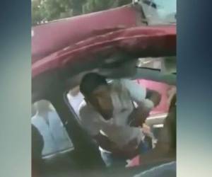 Así robó el celular de una mujer víctima durante un accidente en Oaxaca. Fotos captura