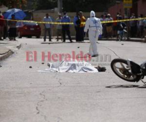 Agentes de la Dirección Policial de Investigaciones realizan las indagaciones del caso. Foto: Marvin Salgado/EL HERALDO.