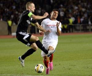 El defensa azerbaiyano de Qarabag, Maksim Medvedev, y el centrocampista portugués de Sevilla, Rony Lopes, compiten por el balón durante el partido de fútbol del Grupo A de la UEFA. Foto: AFP.