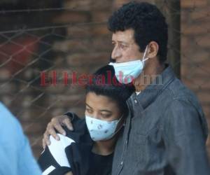 Bladimir Espinoza, padre de Franklin, llegó a la morgue de Tegucigalpa para retirar el cadáver de su hijo. Foto: Estalin Irías/EL HERALDO.