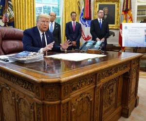 Un tuit con el mismo lenguaje que el de Trump fue publicado más tarde en la cuenta oficial de la Casa Blanca en Twitter, pero Twitter también le puso una advertencia. Foto: AP.