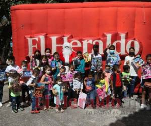 Sosteniendo sus juguetes, los niños posaron para el lente de EL HERALDO. Foto: Efraín Salgado/El Heraldo