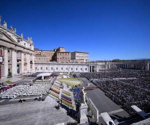 El papa León XIV presidió hoy su primer Domingo de Pascua ante una abarrotada plaza de San Pedro e impartió la bendición 'Urbi et Orbi' con un nuevo llamamiento a la paz y condena de la guerra.