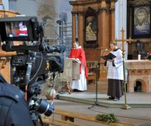 Un sacerdote es filmado mientras dirige la Misa del Domingo de Ramos, que se transmite en vivo, en la vacía Iglesia Católica Romana de San Francisco de Asís. Foto: AFP.