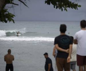 La gente se reúne en la costa horas antes de que la tormenta entre en Patillas, Puerto Rico. Foto: Agencia AFP.