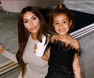 Kim Kardashian junto a su hija North West.