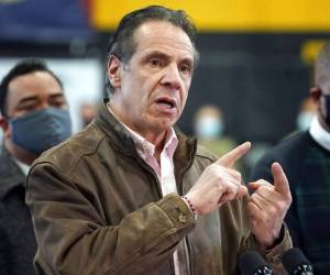 El gobernador de Nueva York, Andrew Cuomo, había sido apreciado por su desempeño durante la pandemia, pero este escándalo sexual sumado a la acusación de haber ocultado cifra de muertos por covid en asilos le han empañado su carrera. Foto: AP.