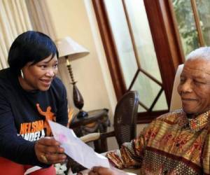 Mandela (QDDG) revisó su libro “Conversaciones conmigo mismo” con su hija Zindzi.