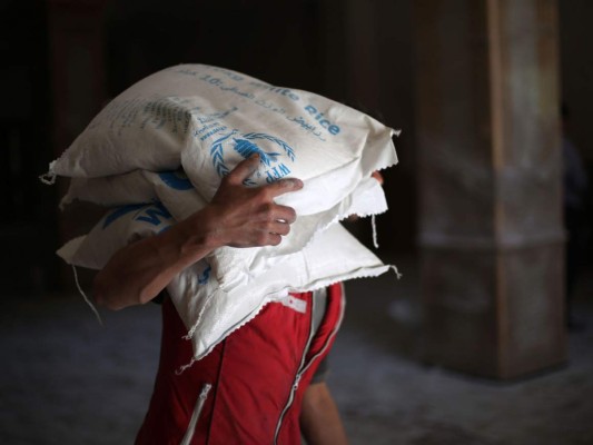 La ayuda resulta insuficiente en países donde pobladores salen a las calles a pedir dinero o alimento, a pesar de la inevitable amenaza de los contagios. Foto: agencia AFP.