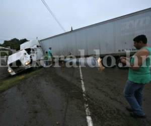 El accidente se registró a la altura de la aldea El Durazno, hacia la capital de Honduras. (Foto: Alex Pérez / EL HERALDO Honduras)