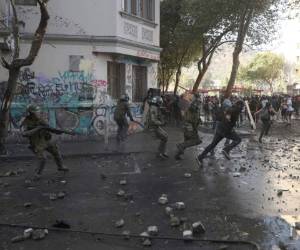 Desde el estallido social que remeció a Chile el 18 de octubre y que fue seguido por incesantes y masivas protestas que se suceden casi a diario en demanda de mejoras sociales -en las que hay presencia de enmascarados que saquean y se enfrentan con la policía- se han registrado 26 muertos y miles de lesionados. AP.