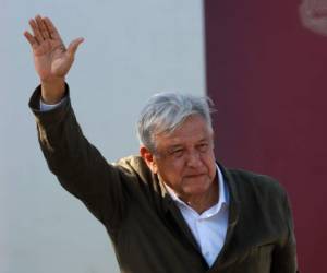 El presidente Andrés Manuel López Obrador saluda al llegar a un mitin en Tijuana, M xico, el sábado 8 de junio de 2019.