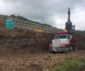 Un muro de 110 metros de longitud es construido para estabilizar la falla en la zona. Foto: EL HERALDO.