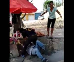 Mientras la mujer hablaba, los hombres se golpeaban y forcejaban. El agresor colocó su pie sobre la cara del mexicano para luego tratar de aplastarla.
