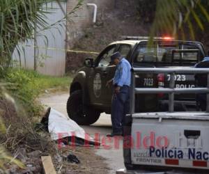 De acuerdo con las autoridades que llegaron al lugar, el cuerpo parece ser de un hombre, pero eso no ha sido confirmado. Foto: Alex Pérez / EL HERALDO.
