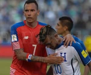Mario Martínez con la Selección de Honduras junto al panameño Blas Pérez durante un juego de la eliminatoria rumbo al Mundial de Rusia 2018. Foto: Agencia AFP / El Heraldo.