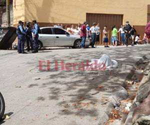 El cuerpo de la víctima quedó cerca de la calle principal del barrio Buenos Aires.
