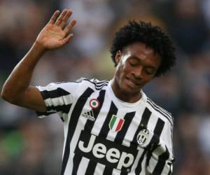 El jugador colombiano Juan Cuadrado con la camisa de la Juventus. (AFP)