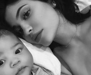 El pasado 4 de febrero Kylie Jenner confirmó el nacimiento de su hija Stormi. A cuatro meses de haber dado a luz la empresaria ya ha recuperado su figura.