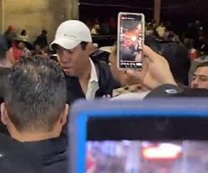 En las afueras de la sede militantes de Libre le gritan y le tiran bolsas con agua a Gustavo González coordinador departamental.