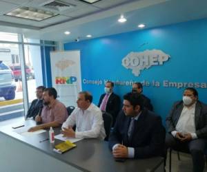 En la conferencia de prensa estuvieron presentes el presidente del Cohep, Juan Carlos Sikaffy y los comisionados del RNP, entre ellos Óscar Rivera.