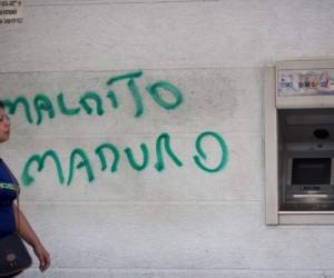 En esta imagen de archivo, tomada el 20 de agosto de 2018, una pintada al lado de un cajero con la frase 'Maldito Maduro', en Caracas, Venezuela. Una nueva moneda con seis ceros menos debutará en Venezuela el 1 de octubre de 2021, mientras la nación sudamericana continúa experimentando la peor inflación del mundo. Foto:AP