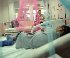 El hospital está colapsado de niños afectados por el dengue.