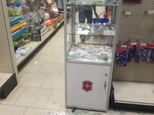 Los ladrones rompieron vitrinas para sacar los objetos de valor desde el negocio.