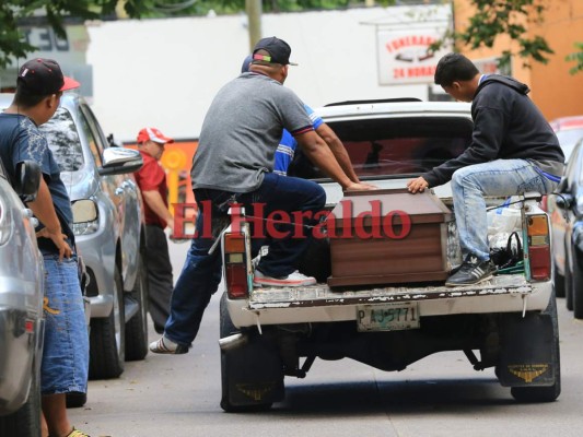 Familiares al momento de retirar el cuerpo de la morgue.