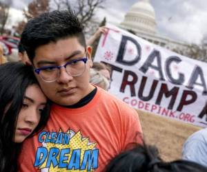 En esta fotografía de archivo del 23 de enero de 2018, varias personas protestan a favor de los derechos de los inmigrantes frente al Capitolio. (Foto: AP)