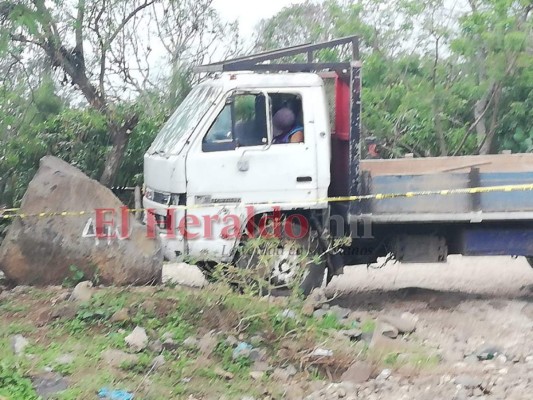 El camión donde se trasladaba la víctima impactó en una piedra. Foto: Estalin Irías/EL HERALDO.