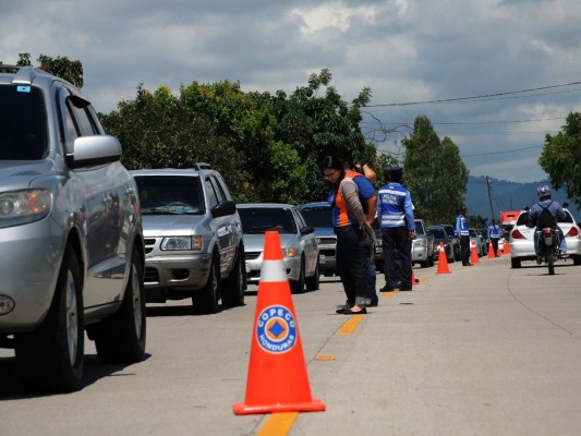 Tras el asueto, los vacacionistas poco a poco comenzaron a ingresar ayer a la capital por las zonas sur y norte de las ciudades gemelas.