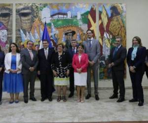 El presidente Juan Orlando Hernández y miembros del gobierno se reunieron con los personeros de la CIDH.