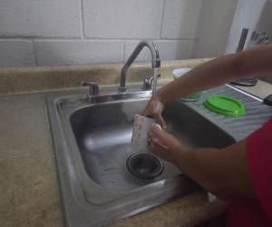 Ante la emergencia de agua declarada por 90 días en la capital, las autoridades municipales refuerzan las acciones de supervisión y aplicación de multas por despericio del agua por los capitalinos.