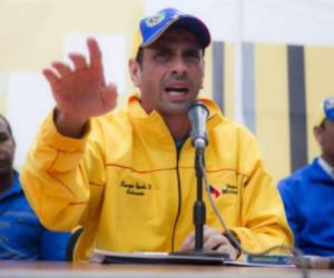 Henrique Capriles denunció que un tribunal dictó prohibición de salida de Venezuela contra él y otros siete dirigentes opositores. (Foto: Agencias)