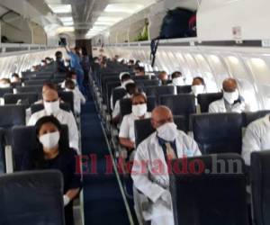 Los profesionales de la Medicina en el interior de la aeronave que aterrizó en La Lima, Cortés.