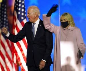 'Nos sentimos bien, estamos optimistas, nos sentimos confortables', aseguró acompañado de su esposa el candidato demócrata. Foto: AP.