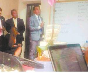 Salvador Nasralla estuvo la noche del lunes con sus diputados del Pac evaluando la nómina que al final este partido rechazó y no se pudo lograr la mayoría calificada que exige la Constitución de la República en su artículo 311.